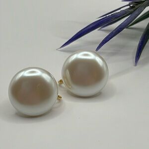 Vintage Faux Pearl Clip On Earrings.